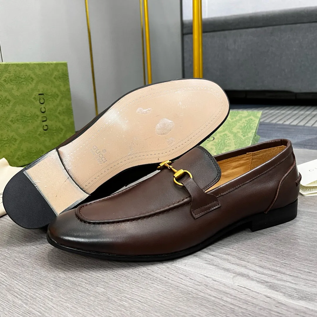 Ex-factory price: 480💰-(Gucci) men’s loafers! Genuine molded horsebit, a classic must-have for your shoe cabinet! The feet are particularly delicate! This Gucci original version is a set last, and we are consistent with the counter! Therefore, it is more comfortable in terms of last shape and comfort! Take it to the counter and compare at will! Good shoes are more than just what they make! But grasp the essence from the inside out! Material: Imported first-layer cowhide! Genuine leather outsole imported from Italy, size: 39-44 (38/45 customized, non-refundable)